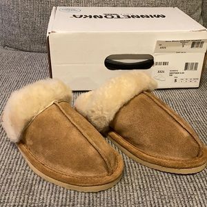 Suede Upper
Sheepskin Lining
Padded Insole
Shearling Collar
Imported